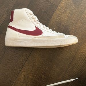 Nike Mid Blazer 77’ maroon